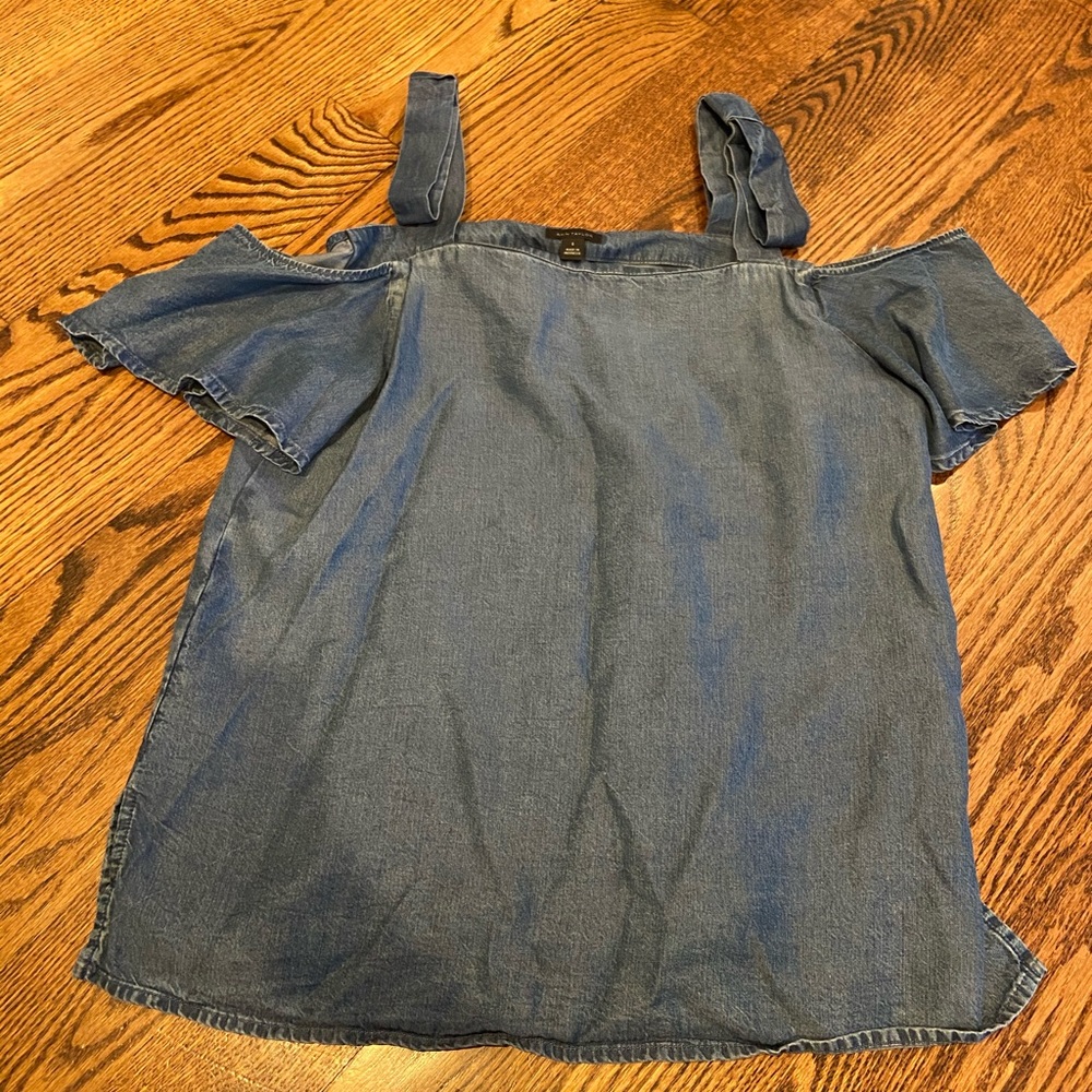 Ann Taylor denim cold shoulder top, women’s Small